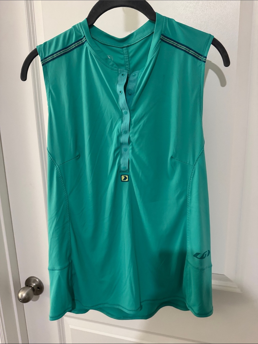 Sleeveless Teal Athletic workout/cycling top. Does not have pockets